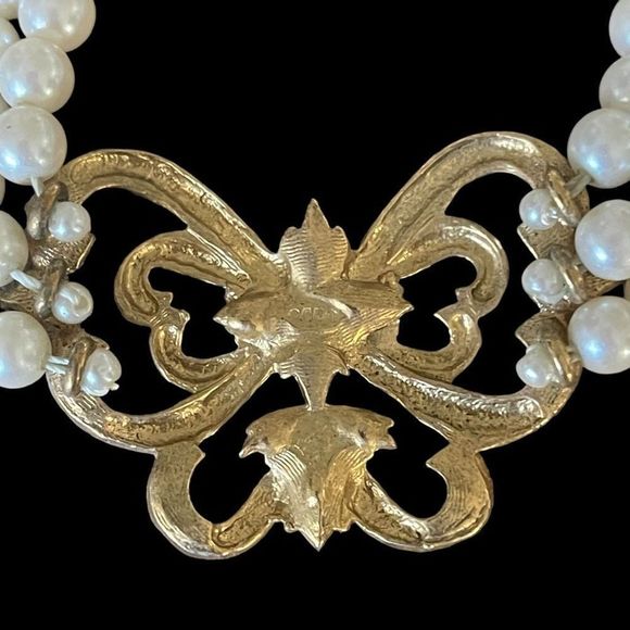 Vintage Avon Three Strand Faux Pearl Butterfly Choker Necklace 14-17” Book Piece - Picture 3 of 8